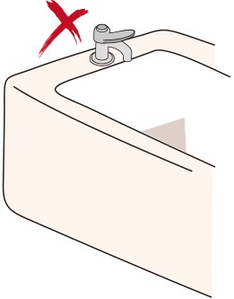 图四： 切勿将花洒储水式电热水器的出水喉管接驳至洗盆或浴缸，以免热水器的水缸因压力过大而爆炸