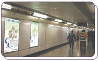地鐵站大堂內的「大廈電力裝置定期檢查」廣告的照片