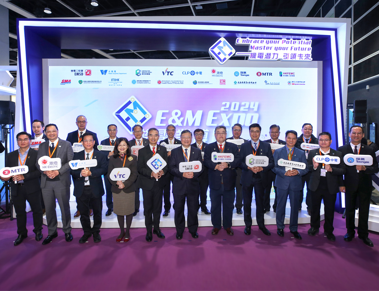 Mr Pang Yiu-hung, Director of Electrical and Mechanical Services (centre, front row), Mr Antonio Chan, Guest of Honour and Chairman of the Hong Kong Federation of Electrical and Mechanical Contractors Limited (5th left, front row), and other organisation representatives of the Working Group attended the E&M Expo to show their support.