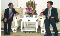 Mr. HO Kwong-wai (left), Director of Electrical and Mechanical Services, and Mr. WEI Chuan-zhong, Deputy Head of AQSIQ