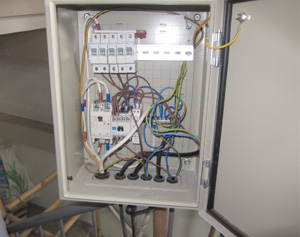 Distribution board without guard