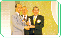 The Director of Electrical and Mechanical Services, Mr. LAI Sze-hoi, receives the Champion Trophy of the Partnership Award from the SCS, Mr. Joseph W.P. WONG