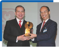 The Chairman of The Hong Kong Management Association, Mr. David K P Li, granted the "HKMA Quality Award" Gold Award to the Director of Electrical and Mechanical Services, Mr. Roger S H Lai (right)