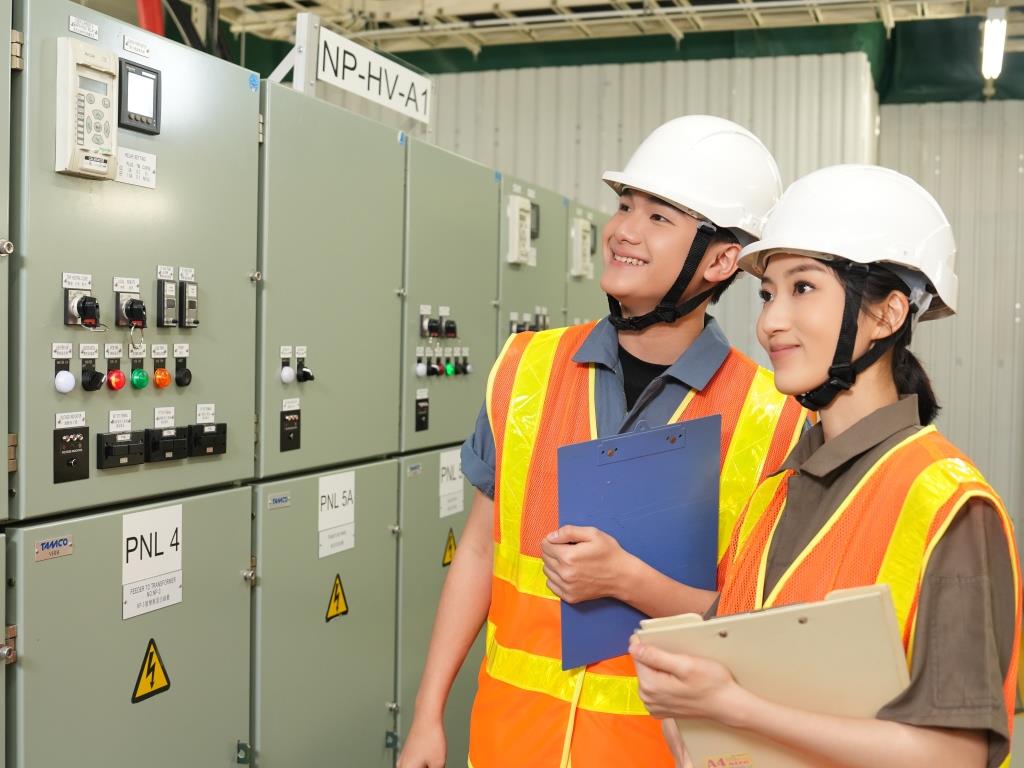The Time-Traveling Electrician - Major Revision: High Voltage Electrical Installation