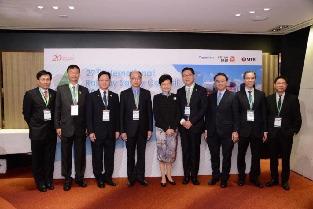 Photo shows the Chief Executive, Mrs Carrie Lam (centre); the Secretary for Transport and Housing, Mr Frank Chan Fan (fourth left); the Director of Electrical and Mechanical Services, Mr Alfred Sit (third left); and the Chairman of the MTR Corporation, Professor Frederick Ma (fourth right) with other guests at the conference on October 23.
