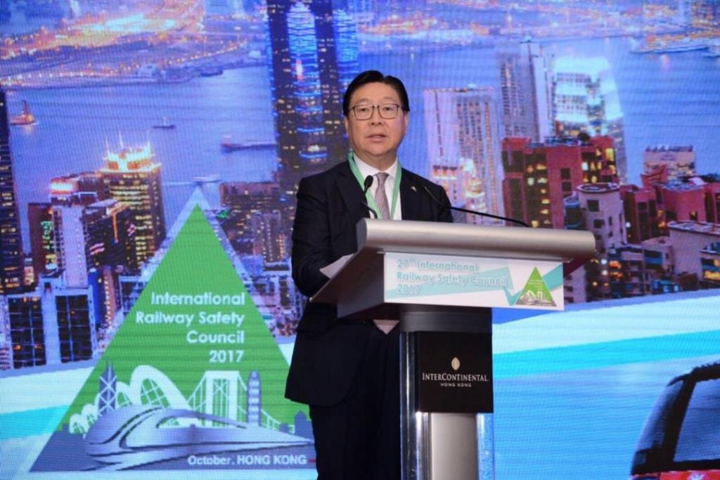 Photo shows the Chairman of the MTRC, Professor Frederick Ma, delivering a welcome address at the conference on October 23.