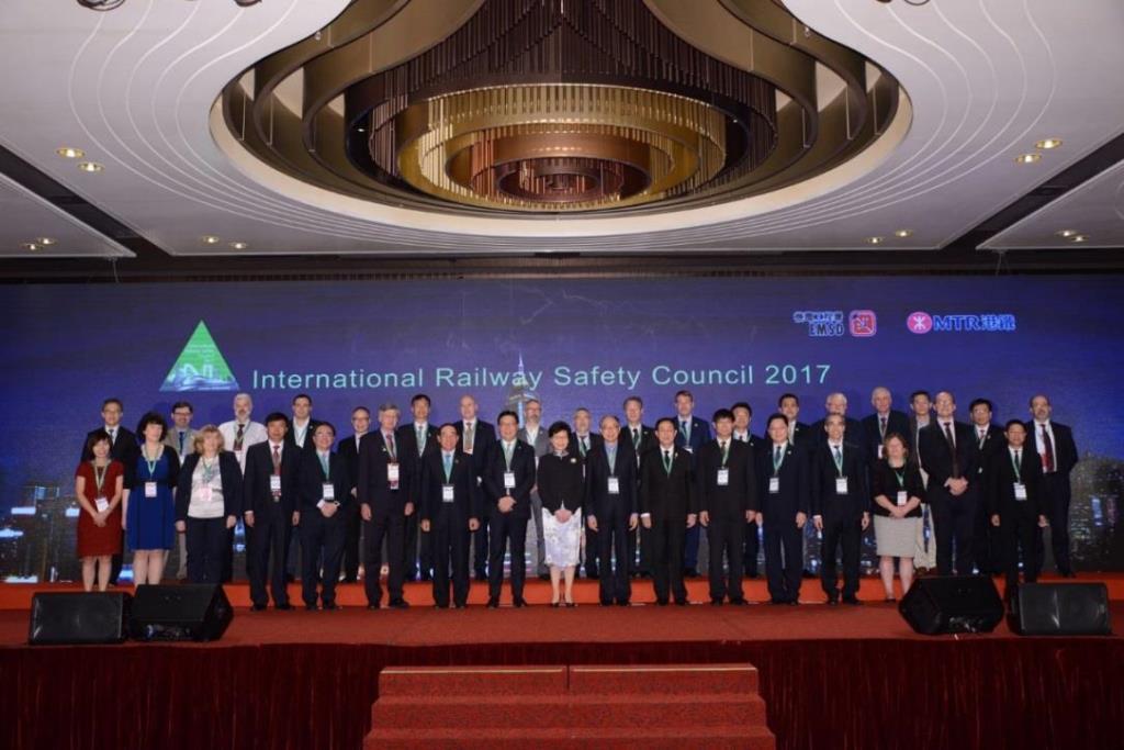 Photo shows the Chief Executive, Mrs Carrie Lam (front row centre); the Secretary for Transport and Housing, Mr Frank Chan Fan (front row eighth right); the Director of Electrical and Mechanical Services, Mr Alfred Sit (front row fifth right); and the Chairman of the MTR Corporation, Professor Frederick Ma (front row eighth left) with 22 IRSC Core Group members from 13 countries/regions at the conference on October 23.
