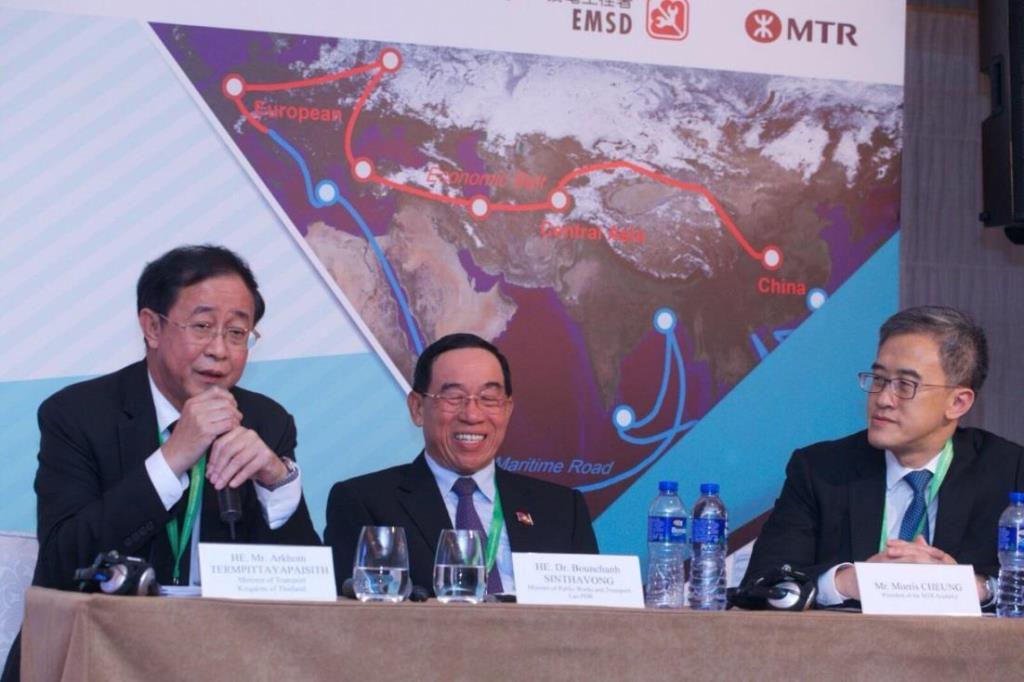 Photo shows the Minister of Transport of Thailand, Mr Arkhom Termpittayapaisith (left); the Minister of Public Works and Transport of Laos, Dr Bounchanh Sinthavong (centre); and the President of MTR Academy, Mr Morris Cheung (right) at the Belt and Road forum on October 23.