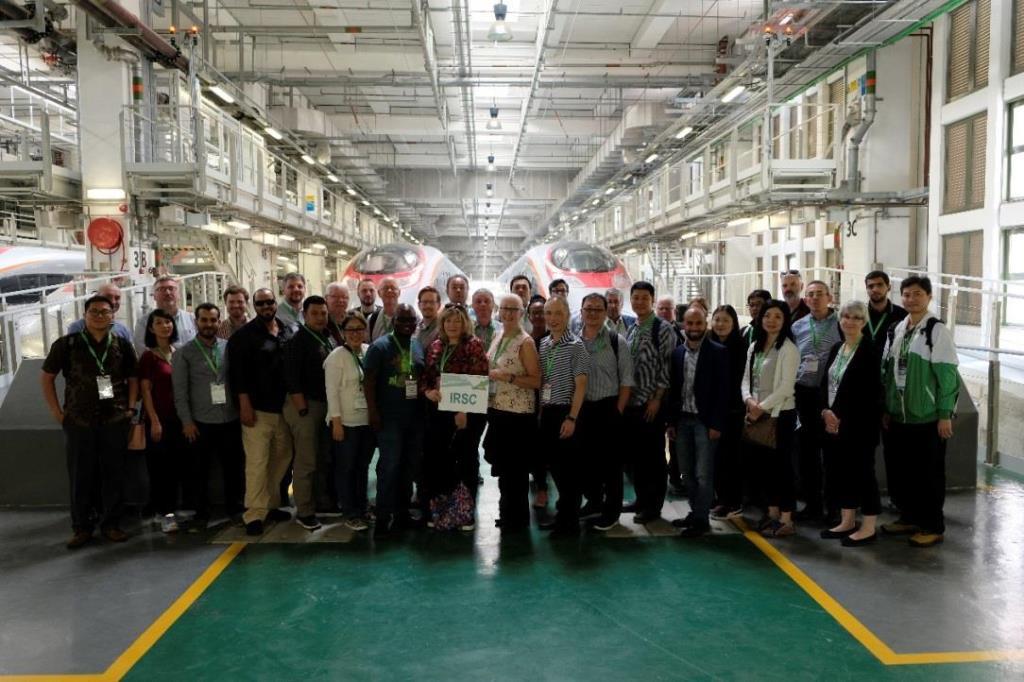 圖示與會者於十月二十六日到廣深港高速鐵路(高鐵)石崗香港段列車停放處作實地考察。 圖示與會者於十月二十六日到廣深港高速鐵路(高鐵)石崗香港段列車停放處作實地考察。