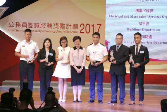 部門團隊接受行政長官林鄭月娥女士頒獎 部門團隊接受行政長官林鄭月娥女士頒獎
