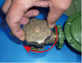 (2) Close the cylinder valve completely by turning it clockwise.