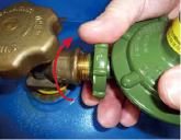 (3) 一手固定调压器，另一手依顺时针方向扭松调压器手轮（俗称唐环），拆除调压器。