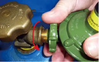 (6) 把調壓器重新裝回石油氣瓶時，一手固定調壓器，另一手依逆時針方向扭緊調壓器手輪，直至緊扣瓶閥（緊記不可借助任何工具）。