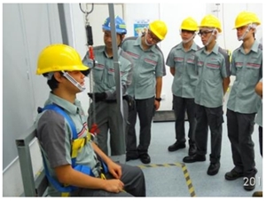 坐在机顶安全带被拉扯体验