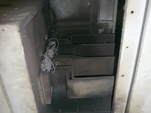 没有彻底隔离电掣柜的供电电源便打开柜盖进行电力工作