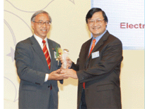 香港中华总商会副会长胡经昌先生颁奖给电力法例部署理总机电工程师彭耀雄先生(右)