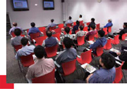 电业工程人员于电线颜色代码训练中心接受训练