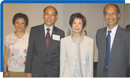 获颁「公务员事务局局长嘉许状」的电力法例部同事(左二)领奖前与黎仕海署长(右一)及环境运输及工务局局长廖秀冬女士(右二)合照