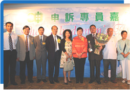 获颁「申诉专员嘉许奖」的电力法例部同事(右三)与申诉专员戴婉莹女士(右四)、黎仕海署长(左四)、总机电工程师梁建民博士(左三)及其他同事和家人合照