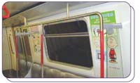 地铁车厢内的「适当保养家用电器」及「适当使用家用电器」广告的照片