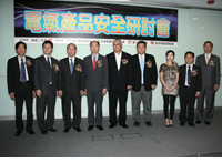 機電工程署代表與嘉賓講者朱嘉樂博士(左3)、陳國民博士(左5)及李金泉博士(右2)在台上合照