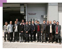 梁建民博士（右六）與工會代表參觀電線顏色代碼訓練中心