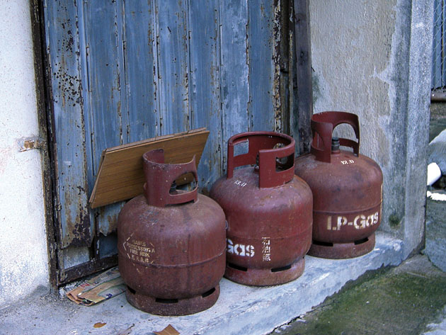 The gas users SHOULD NOT dispose of used LPG cylinders improperly.