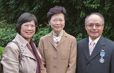 李民正(右)與太太(左)一同分享獲政府頒授榮譽勳章的喜悅。