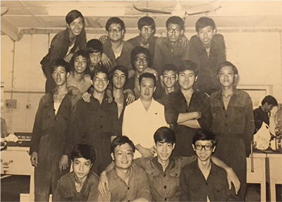 曾慶樂(前排左一)與導師及眾師兄弟合照。