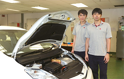 曾淮聰(右)與梁志偉(左) 同樣對汽車有濃厚興趣，合作無間。