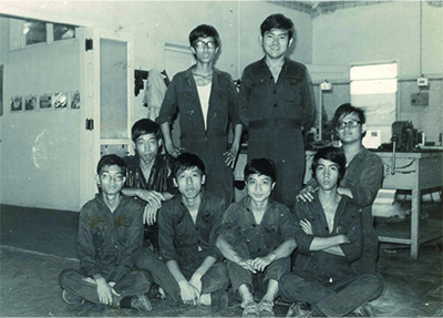 蕭嘉錦(企立右一) 與師兄弟感情融洽，使工作更事半功倍。