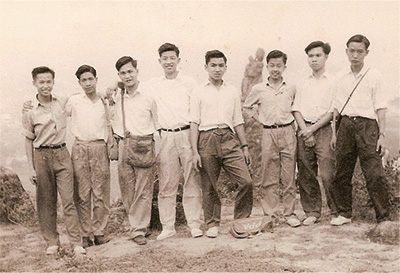 年輕時，潘樂陶(左一)與師兄弟登山遠足，並於沙田望夫石合照。