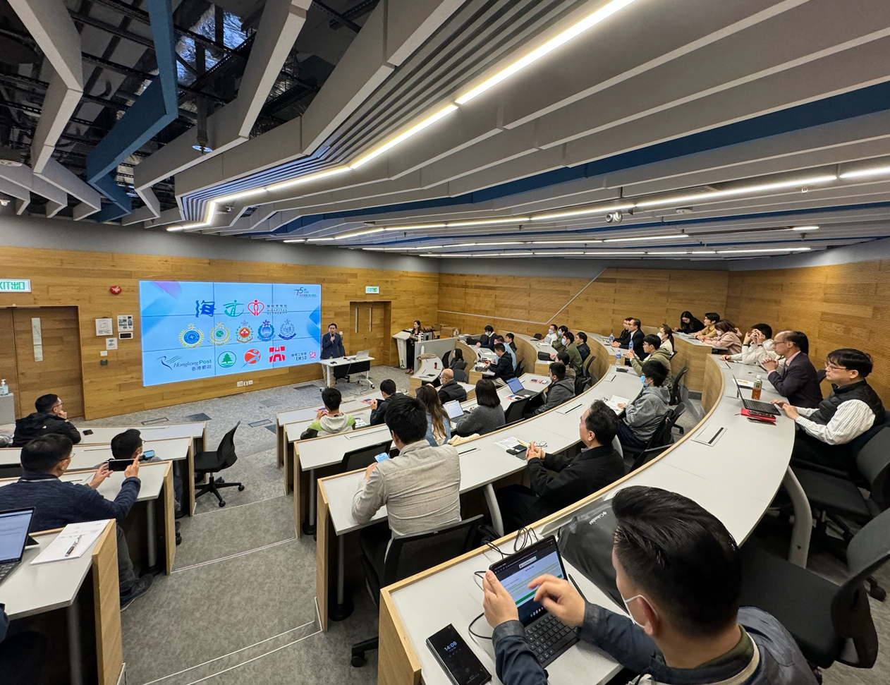 我們在今年1月12日於機電署總部舉行創新技術解決方案研討會暨工作坊，並邀請多個客戶部門出席；活動內容包括研討會、工作坊及參觀。