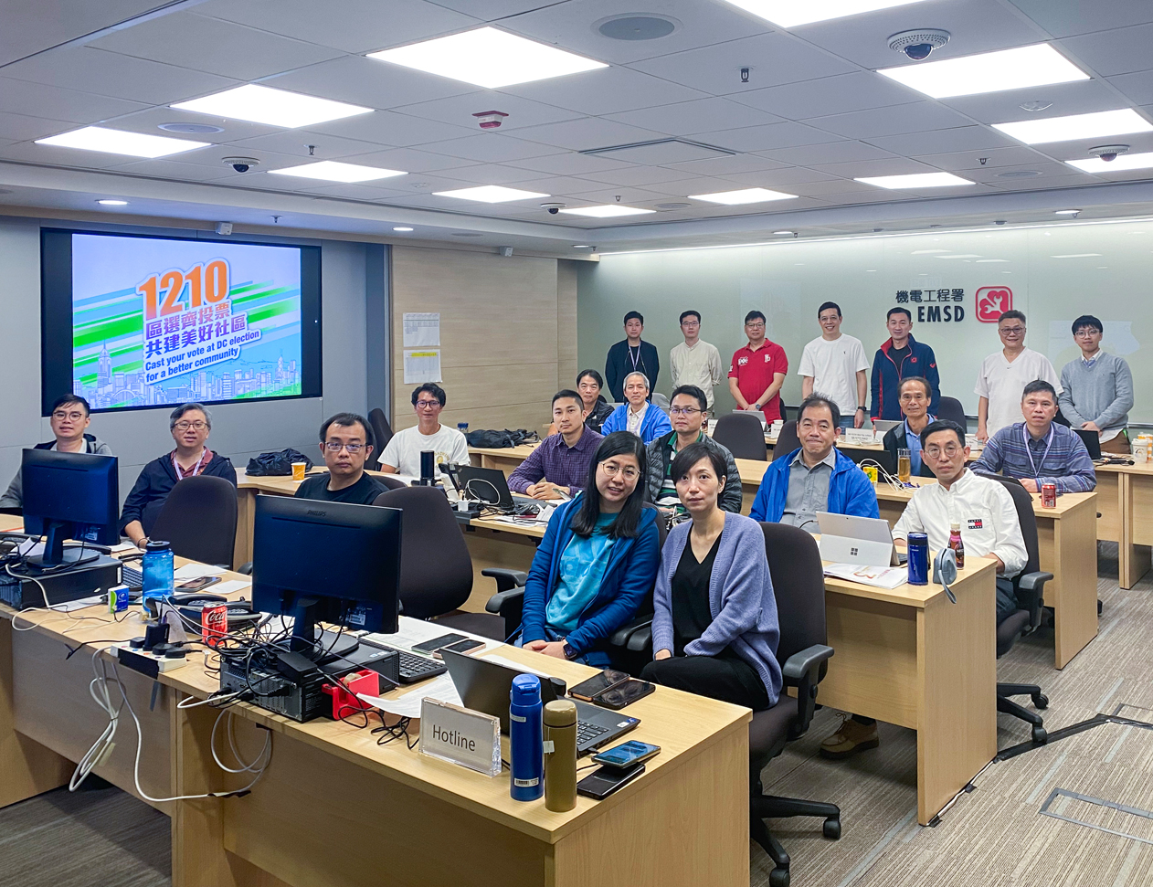 機電署團隊在緊急應變中心監察各個投票站和點票站機電設備的安裝工作進度，方便統籌及調動人手，以提供緊急機電支援。