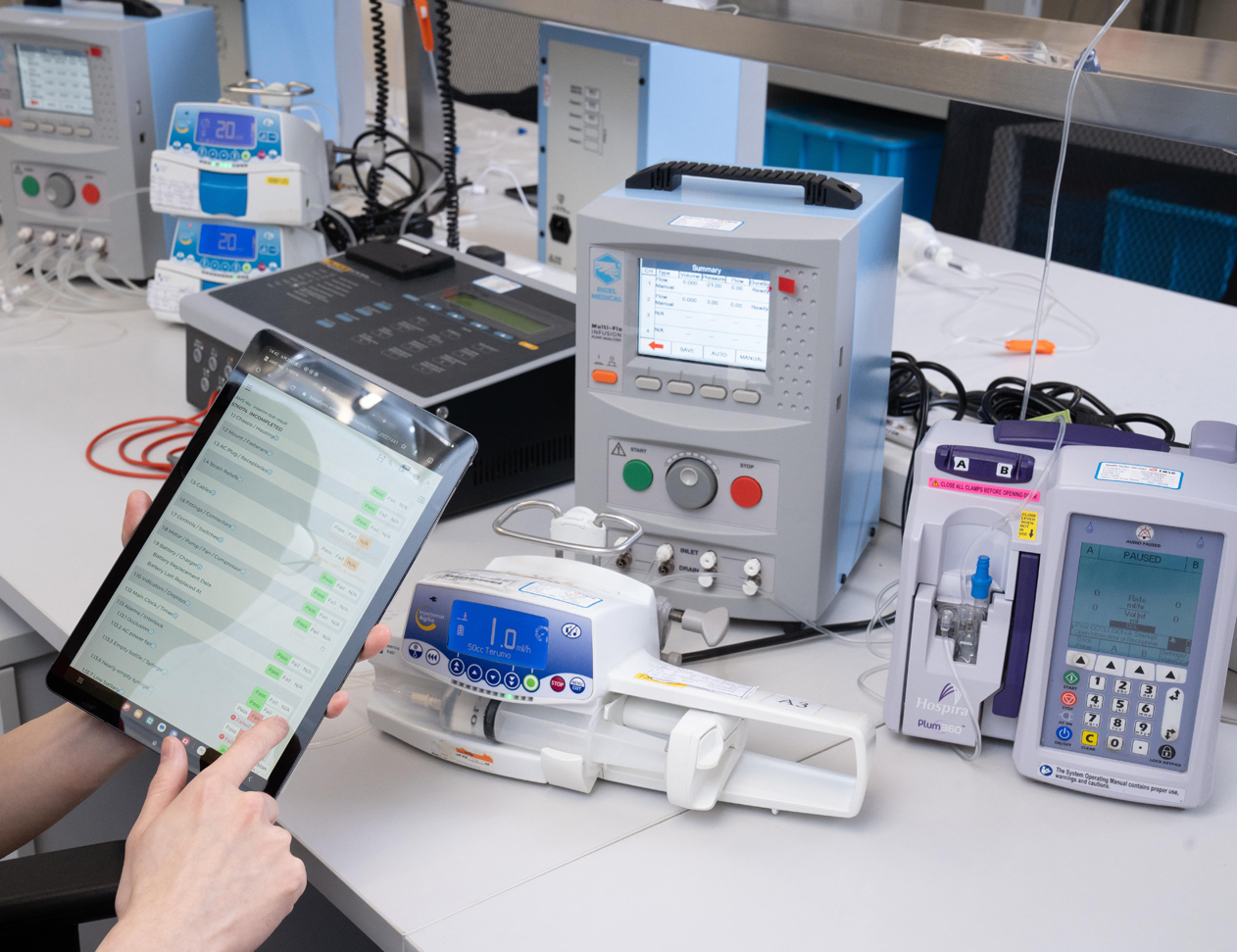 平台內建不同表格模組和儀器保養手冊。工作人員正使用平台提交醫療儀器的維修申請。