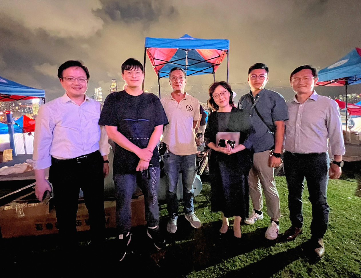 發展局局長甯漢豪女士（右三）及其團隊到場了解情況，並與機電署同事合照。(照片來源：發展局Facebook專頁)