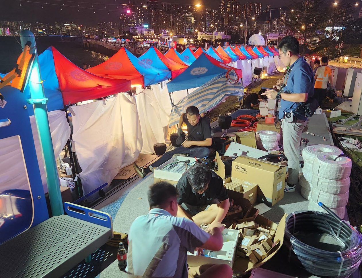 機電署團隊在灣仔海濱悉力處理電力供應問題。