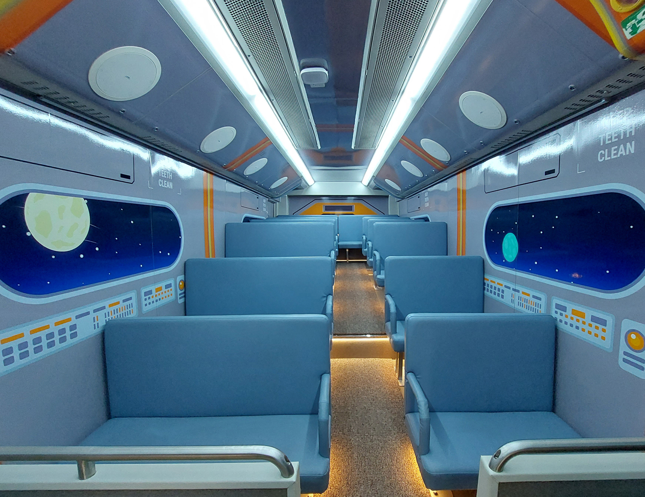 推廣車已改裝作教育用途，車內增設投影機及座椅，以助宣傳口腔健康。