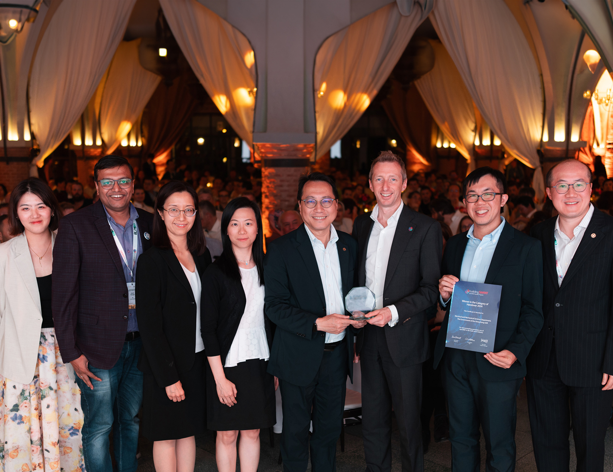 機電署總工程師陳賀賢先生（右四）在摩洛哥出席「openBIM Awards 2024」頒獎典禮，接受主辦機構buildingSMART International行政總裁Clive Billiald（右三）頒發獎項。