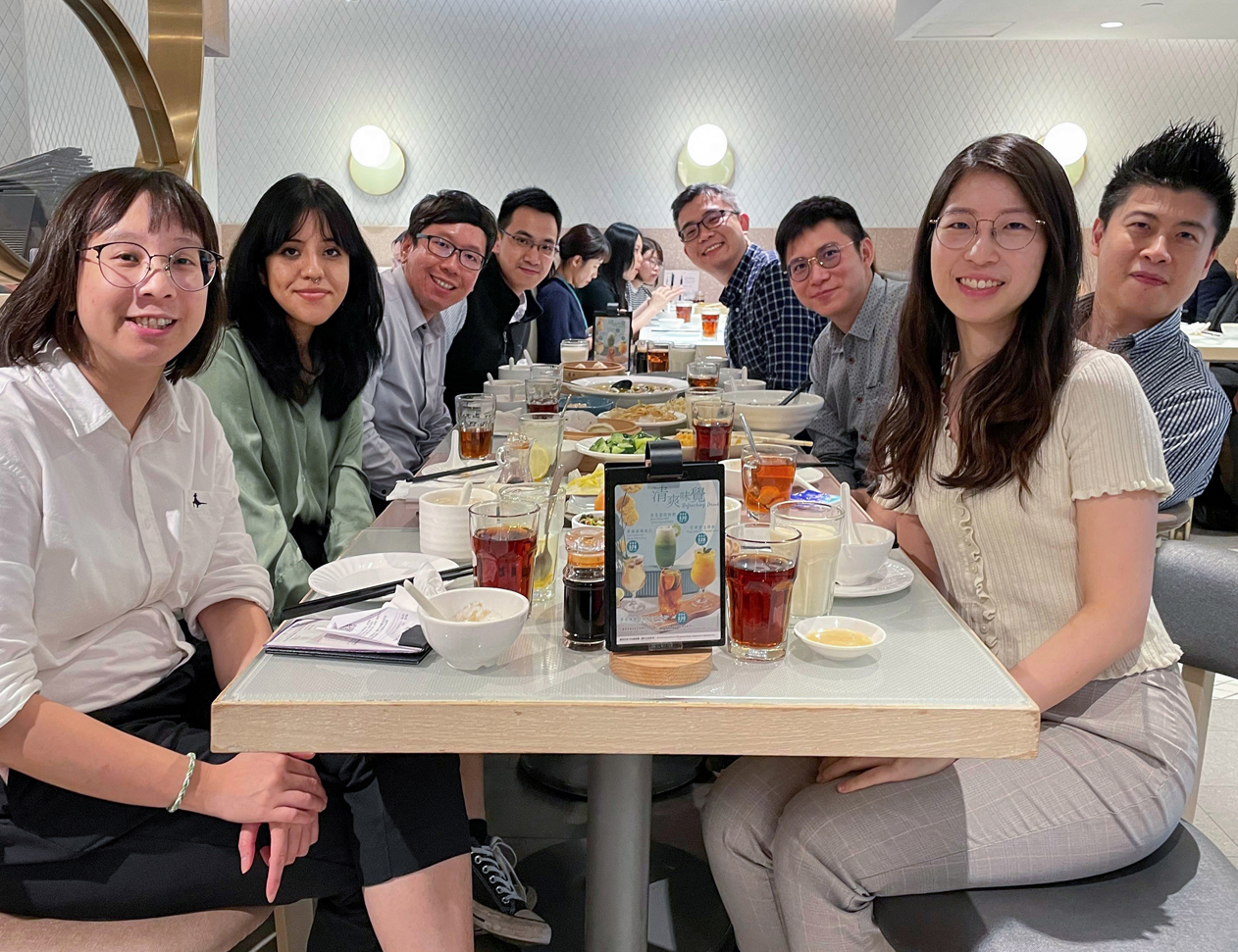 Cristina（左二）與機電署同事聚餐。