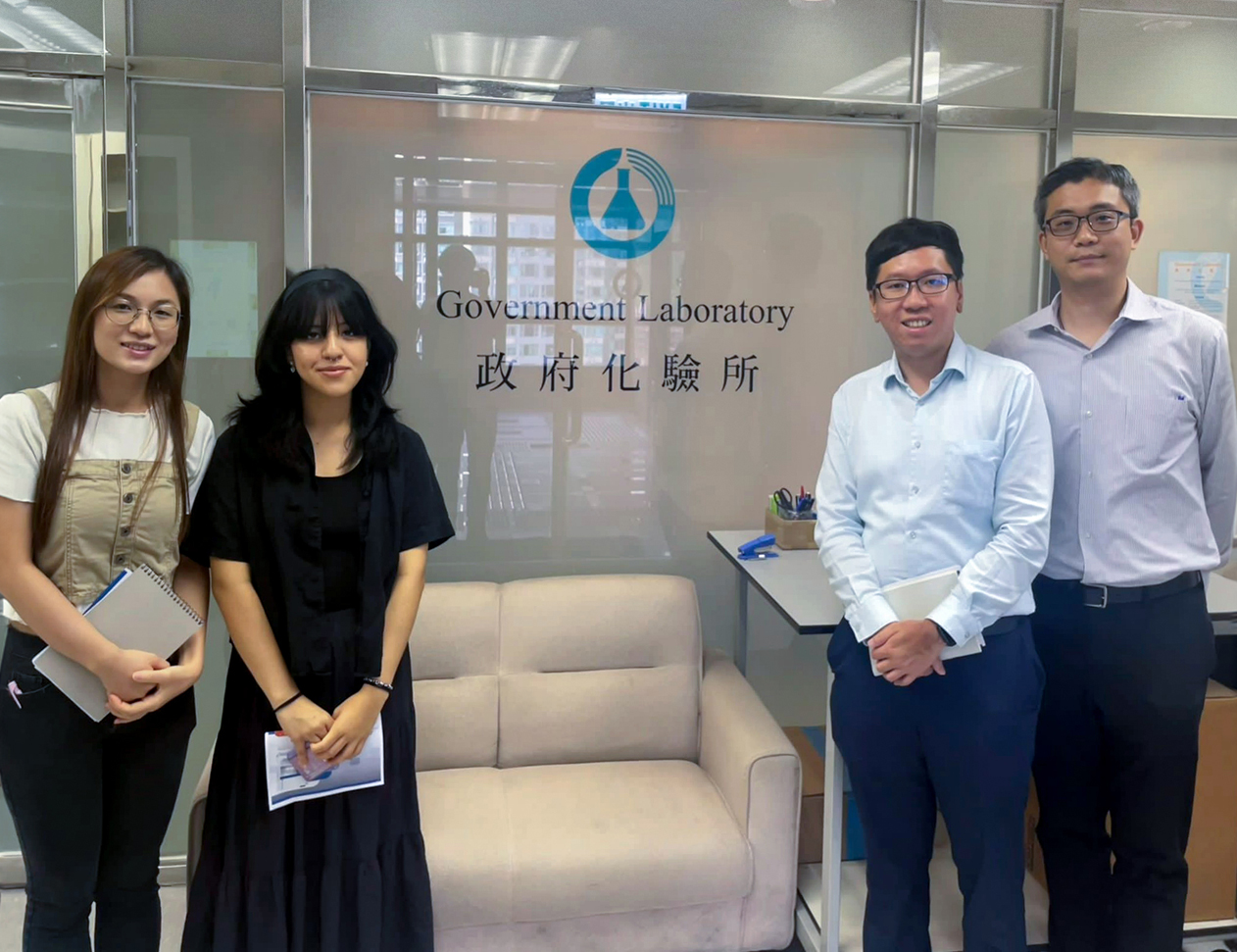 實習期間，她（左二）到政府化驗所參觀。