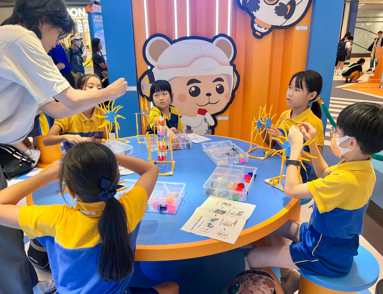 學生全情投入STEAM工作坊，樂在其中。