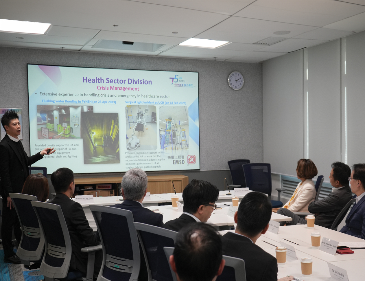 機電署人員向發展辦代表作簡報。