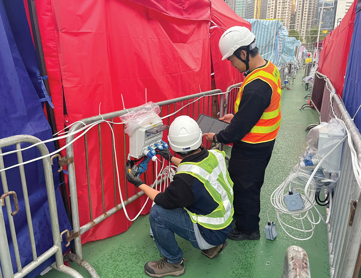 機電署團隊檢查農曆年宵市場的供電設施。