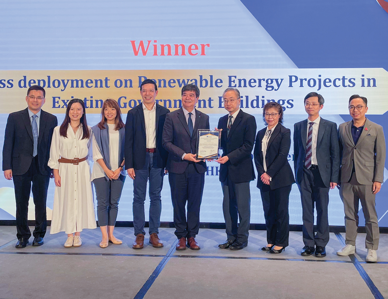 由建築署與機電署組成的團隊，就大規模可再生能源項目獲得可持續發展項目類別的「項目管理成就大獎」。