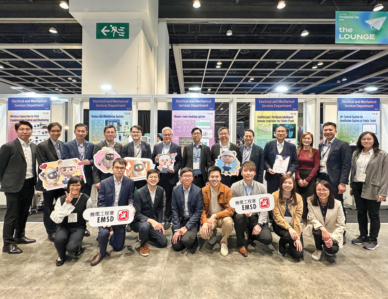 機電署署長潘國英先生（後排左六）、副署長／營運服務周厚強先生（後排左七）、管理層和參展團隊一同出席第四屆亞洲創新發明展覽會─香港。