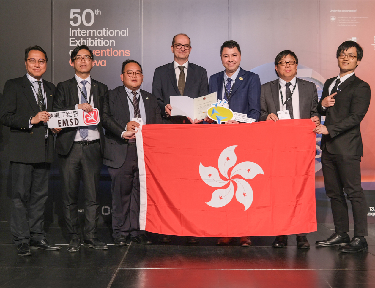 The EMSD won a total of 12 awards at the 50th International Exhibition of Inventions of Geneva, including the Prize of the Republic and Canton of Geneva. Mr Ho Ying-kit, Tony, Deputy Secretary for Development (Works) (2nd right), Mr Chow Hau-keung, Vincent, Deputy Director/Trading Services of the EMSD (2nd left), and Mr Leung Charn-wai, Charles, Senior Electronics Engineer (Technical Support)5 of the CAD (3rd right) took photos with the award-winning teams of the EMSD and the CAD.