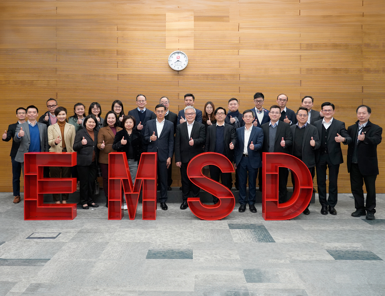 On 5 February, Mr Chan Joon-sun, Johnson, Deputy Commissioner of Police (Management) (6th left, front row), led a delegation to participate in the EMSD InnoTour, accompanied by Mr Poon Kwok-ying, Raymond, Director of Electrical and Mechanical Services (7th left, front row), and his team.
