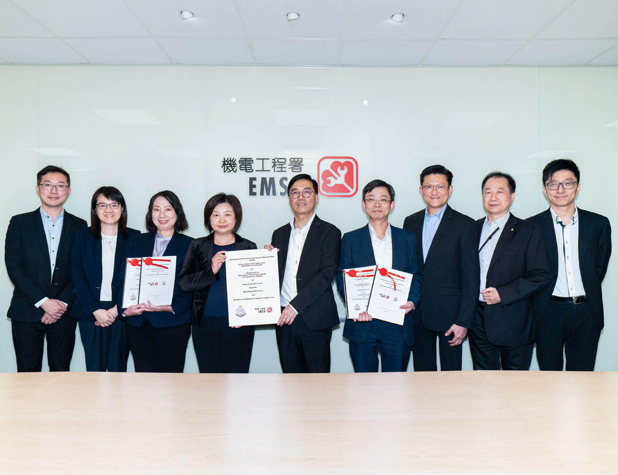 Mr Chow Hau-keung, Vincent, Deputy Director/Trading Services of the EMSD (5th left), and Ms Tsang Oi-lin, Ophelia, Director of Finance, Administration and Planning of the HKPF (4th left), along with their teams, witnessed the renewal of the SLA between the EMSTF and the HKPF.