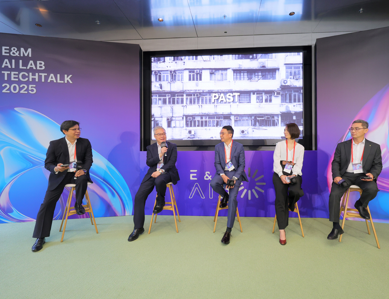 機電署署長潘國英先生（左二）和嘉賓在機電人工智能實驗室科技講座上作分享。